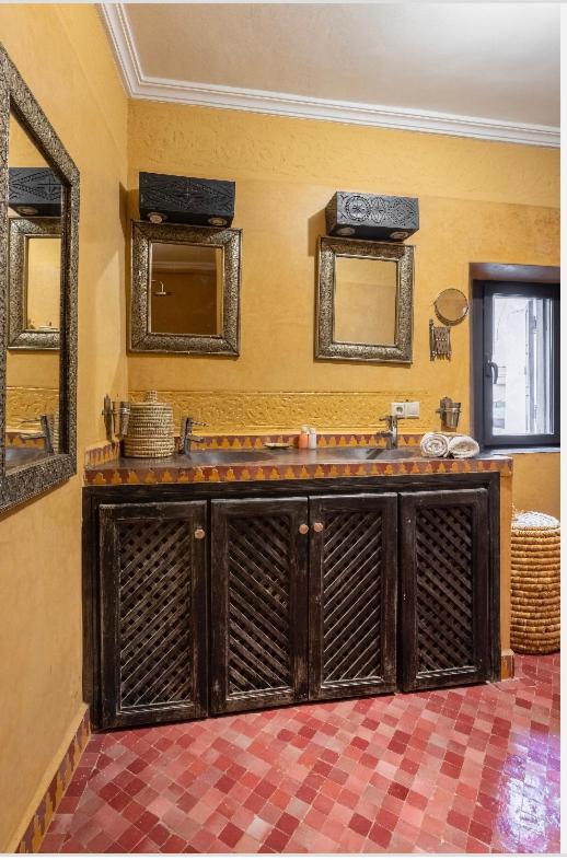 Basidi Piscine Chauffee Sur Le Toit De La Medina Guest house *